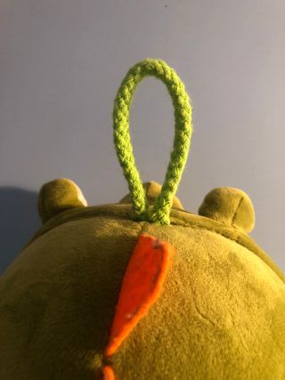 Peluche da cucciolo con costume da rana