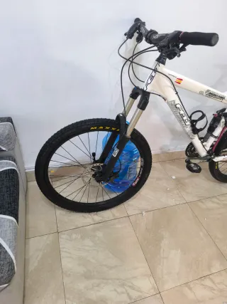 Bicicleta de Montaña GT Doble Suspensión