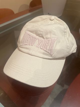 Gorra Bershka New York Beige y Rosa