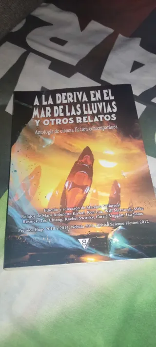 A la deriva en el mar de las Lluvias y otros re...