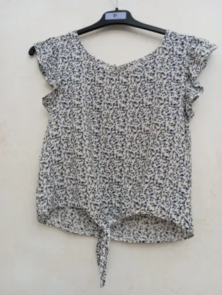 Camisa floral azul y blanca