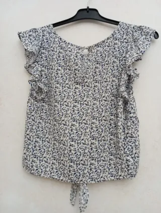 Camisa floral azul y blanca