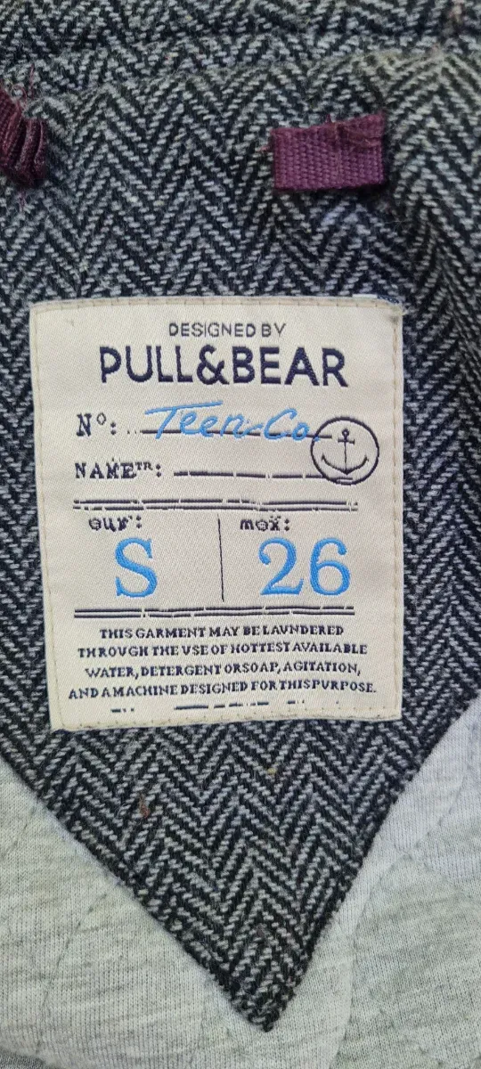 Abrigo con capucha color vino