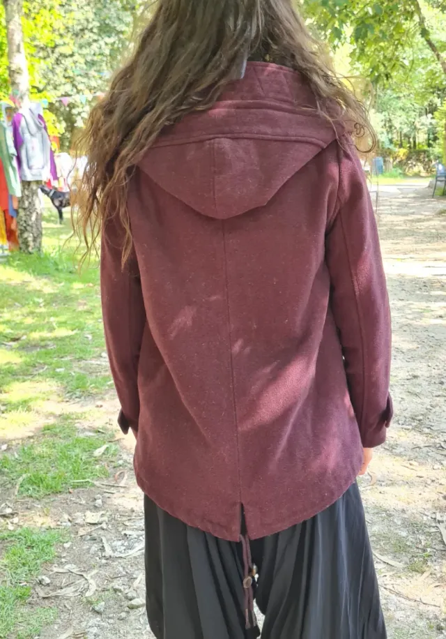 Abrigo con capucha color vino