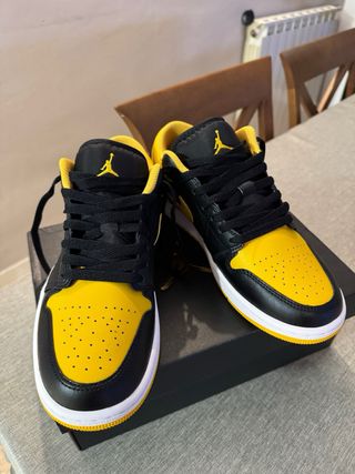 Zapatillas Air Jordan 1 Low Negras y Amarillas