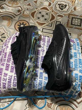 Botas de fútbol Nike phantom negras 
