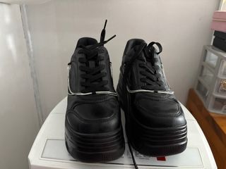 Zapatos de plataforma negros para chica