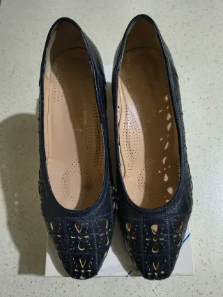 Décolleté blu traforate