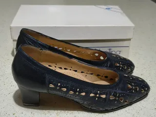 Décolleté blu traforate