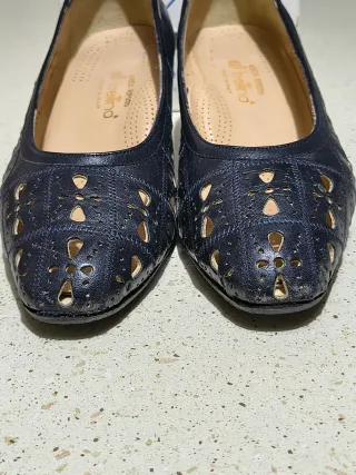 Décolleté blu traforate