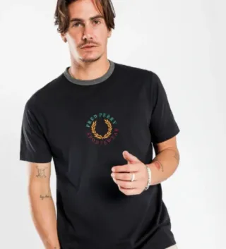 Camiseta Fred Perry Negra con Logo Multicolor