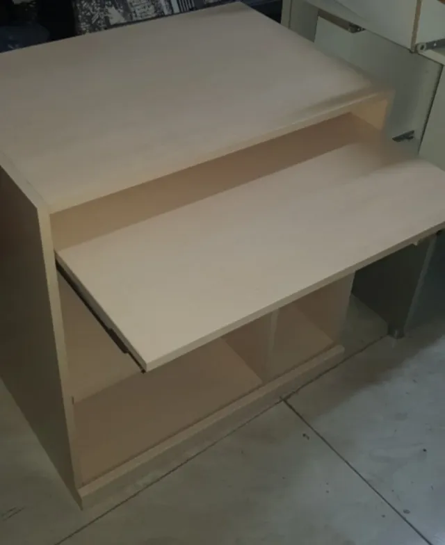Escritorio de madera beige