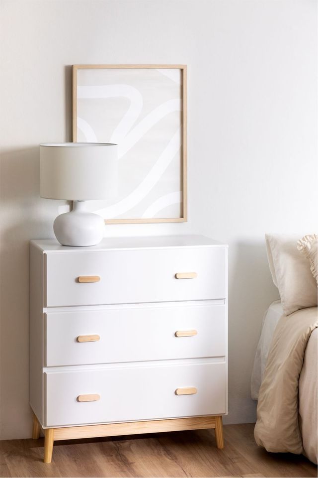 Cómoda blanca con detalles de madera