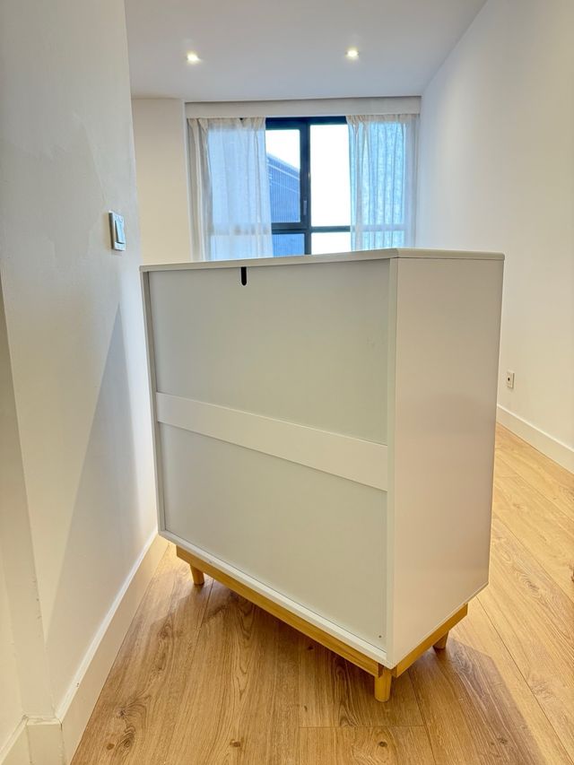 Cómoda blanca con detalles de madera