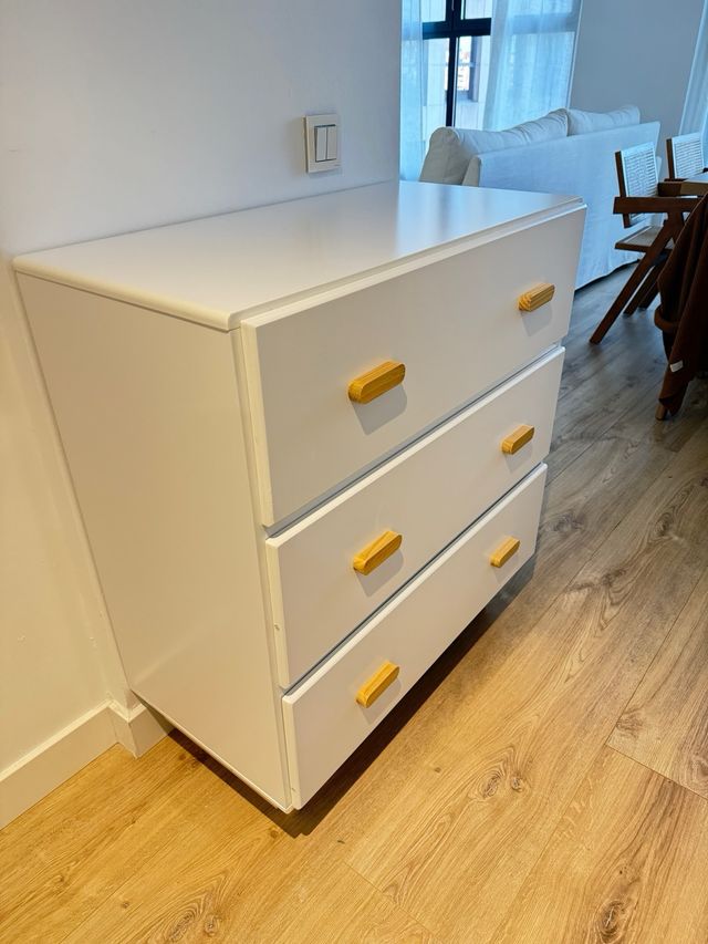 Cómoda blanca con detalles de madera