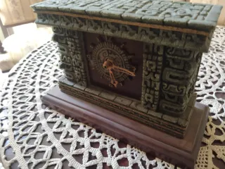 Reloj de mesa estilo azteca