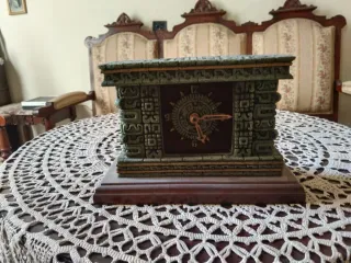 Reloj de mesa estilo azteca