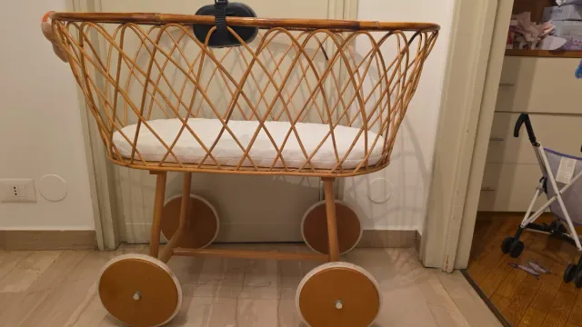 Culla/cesta Mosè in vimini con materasso.
