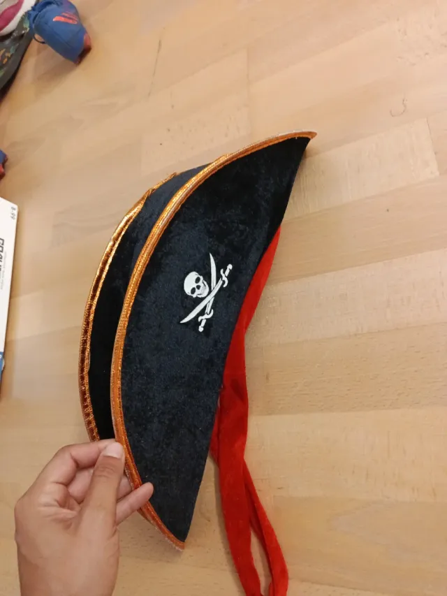 Gorro pirata calavera y espadas