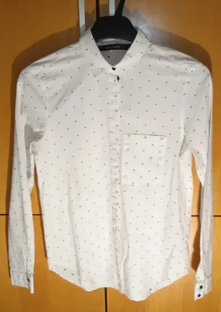 Camisa Zara Blanca Lunares azul marino.