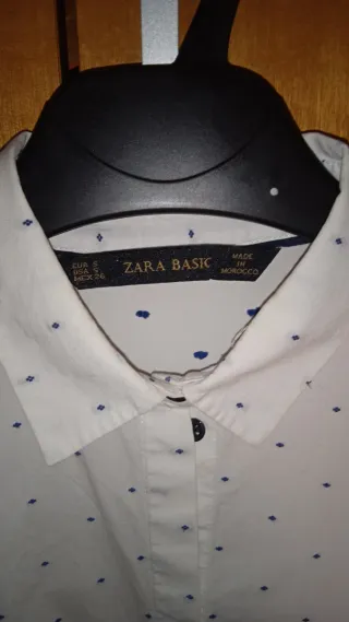 Camisa Zara Blanca Lunares azul marino.