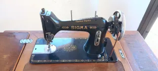 Máquina de coser antigua Sigma con mueble