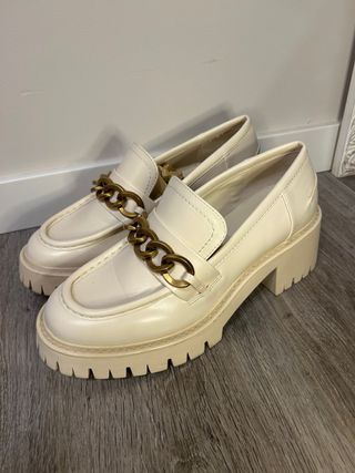 Mocasines blancos tacón track cadena dorada