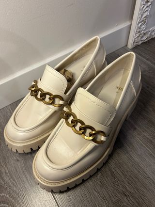 Mocasines blancos tacón track cadena dorada