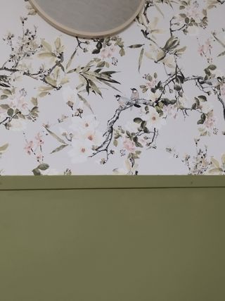 Papel pintado motivo naturaleza y pintura verde