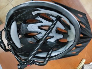 Casco de ciclismo azul y blanco