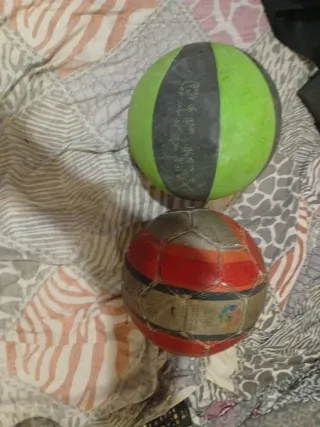 Pelota verde y balón de fútbol