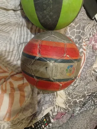Pelota verde y balón de fútbol