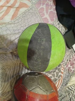 Pelota verde y balón de fútbol