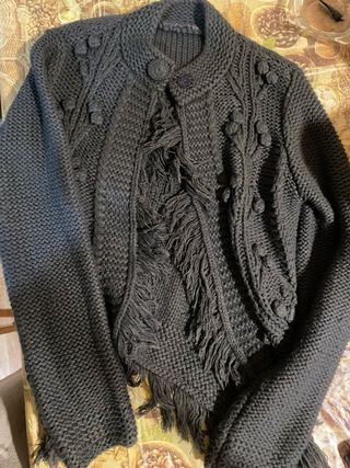 Chaqueta de lana negra con flecos
Talla 42-44
