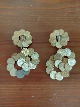 Pendientes dorados con círculos