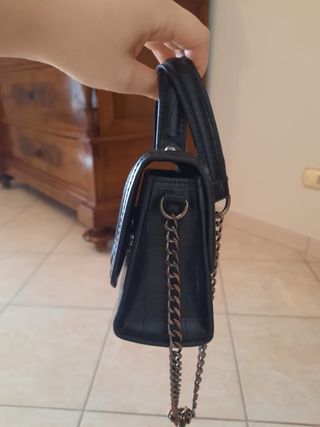 Borsetta nera con tracolla a catena