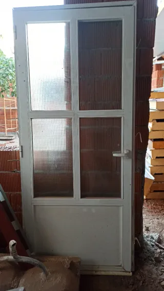 Puerta de aluminio con vidrio 91 ancho * 2'10 alto