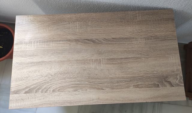 Escritorio de madera color beige y marrón