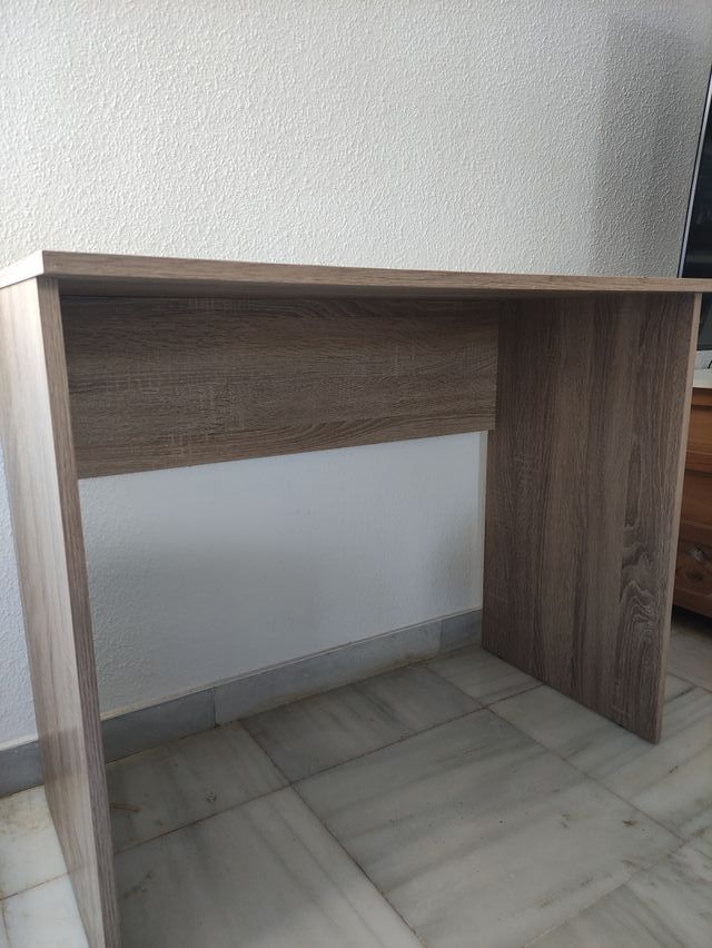 Escritorio de madera color beige y marrón