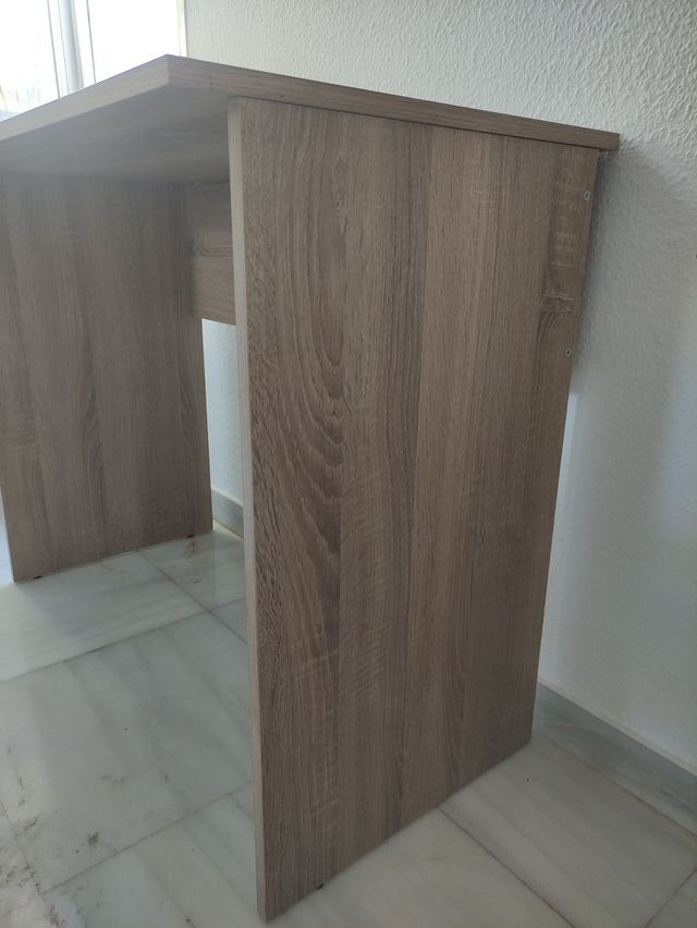 Escritorio de madera color beige y marrón