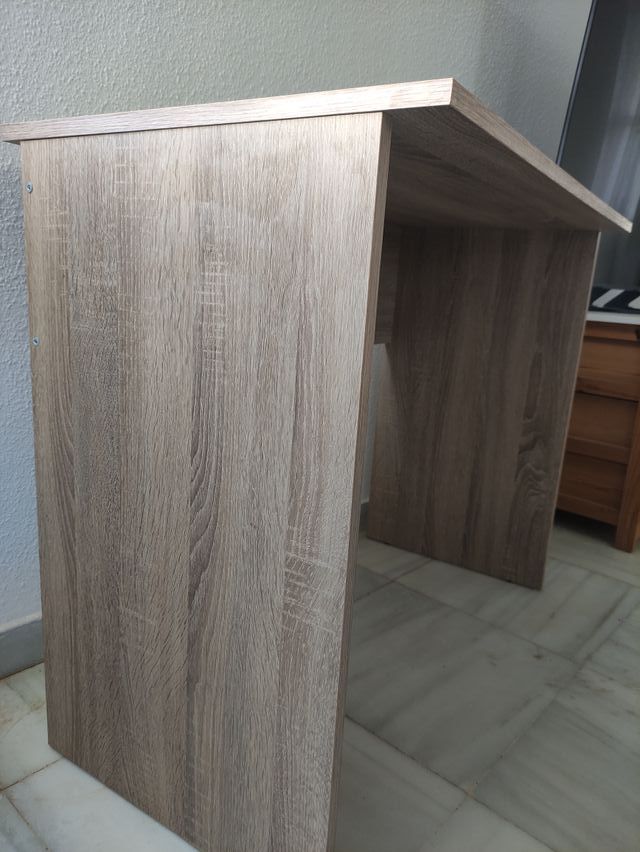 Escritorio de madera color beige y marrón