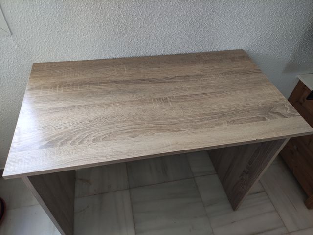 Escritorio de madera color beige y marrón