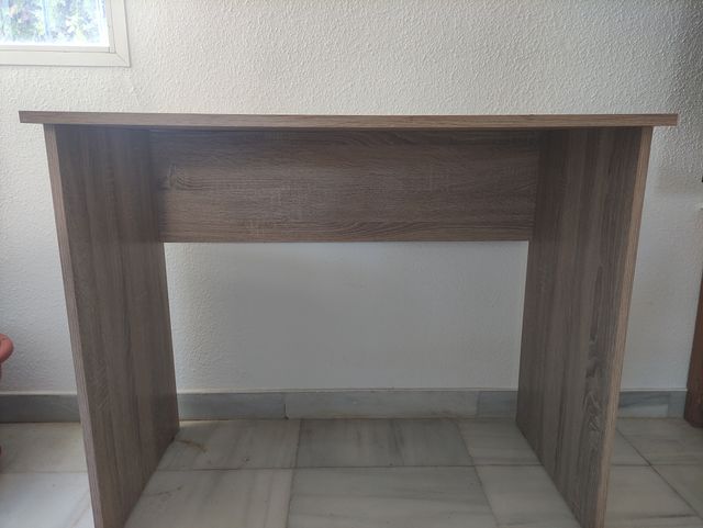 Escritorio de madera color beige y marrón