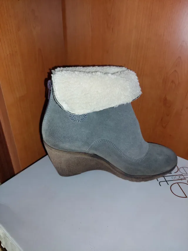 Stivaletto donna in crosta con zeppa