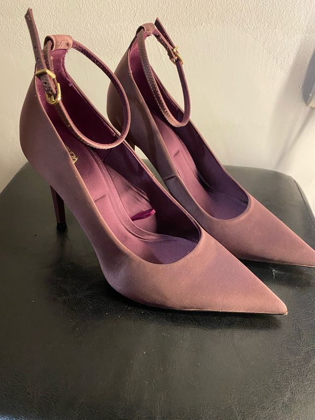 Zapatos de tacón morados con pulsera marca Zara de segunda mano