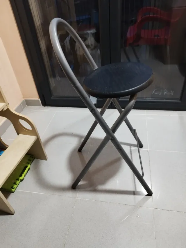 Mesa auxiliar alta negra y marrón