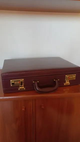 Maletín ejecutivo con combinación dorada