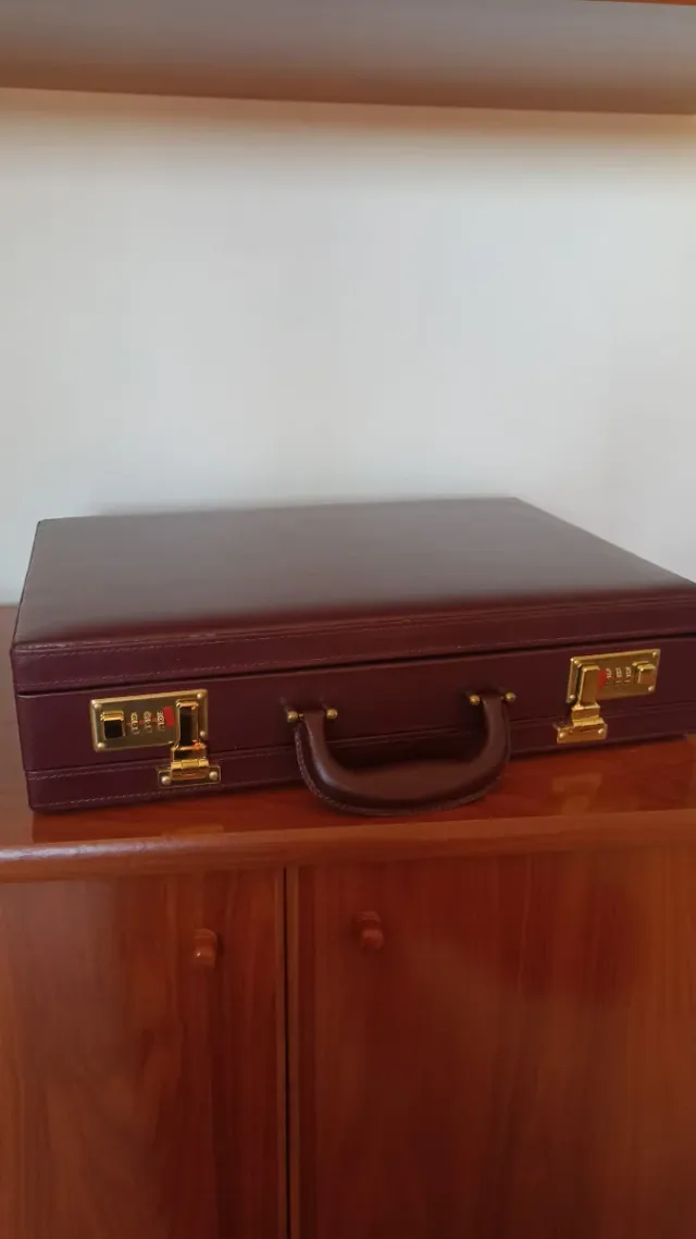 Maletín ejecutivo con combinación dorada