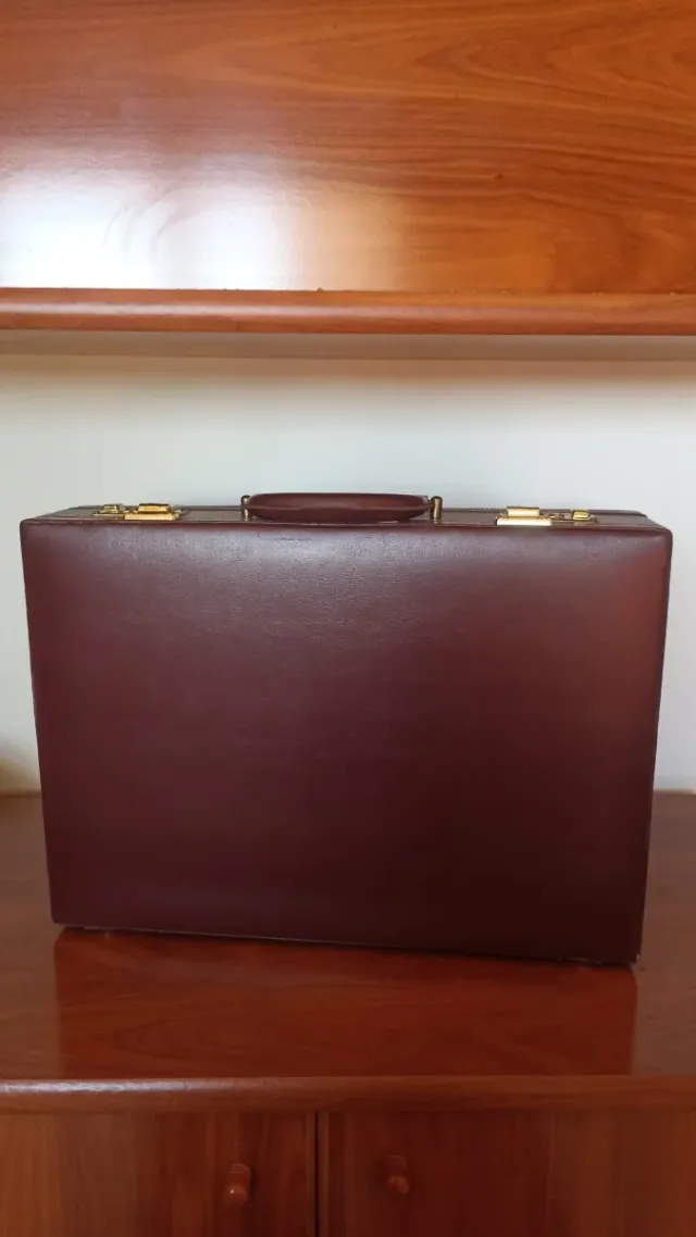 Maletín ejecutivo con combinación dorada