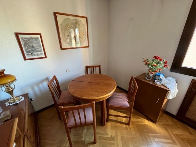 habitación entera mesa sillas estantería  mueble